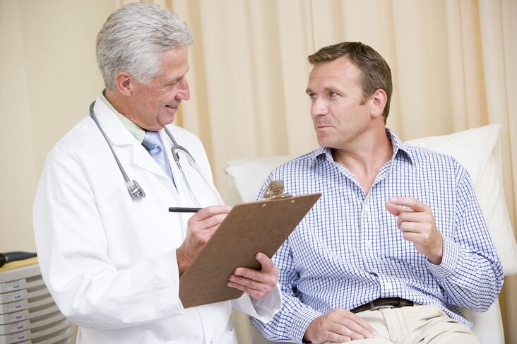 médico e paciente antes da operação para aumentar o membro