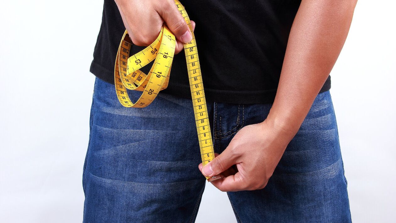 homem medindo o pênis antes de aumentar